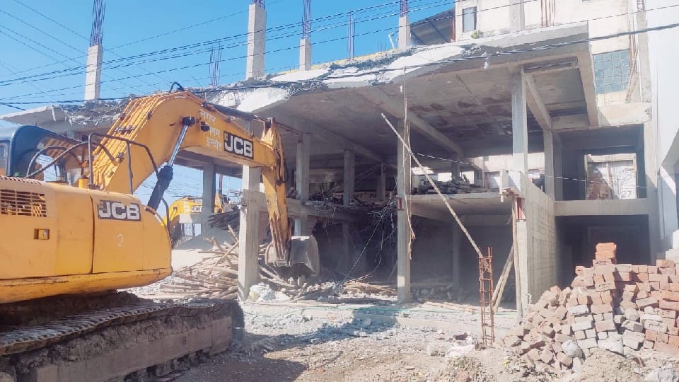 Indore: Illegal multi being built by connecting two plots, corporation run JCB