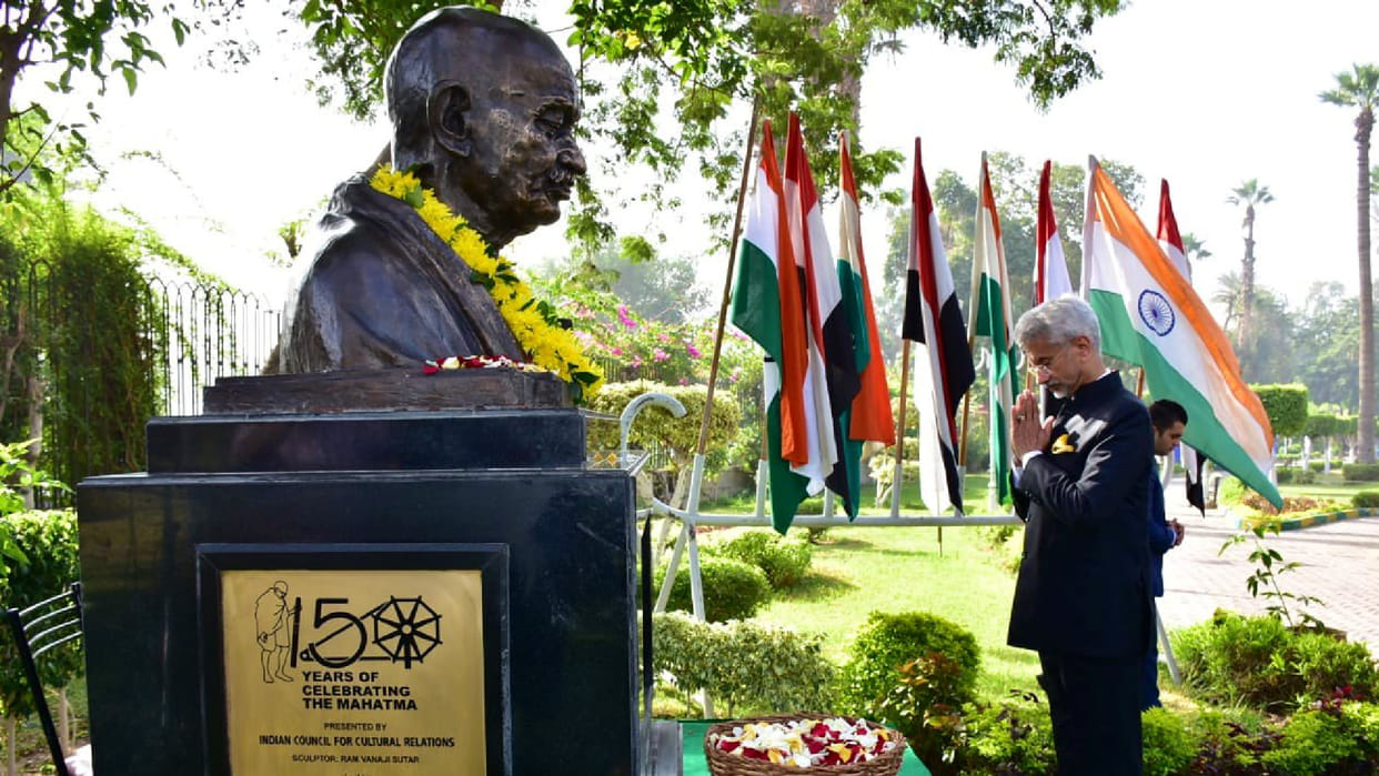 EAM Jaishankar pays homage to Mahatma Gandhi at Cairo park Latest News In Hindi