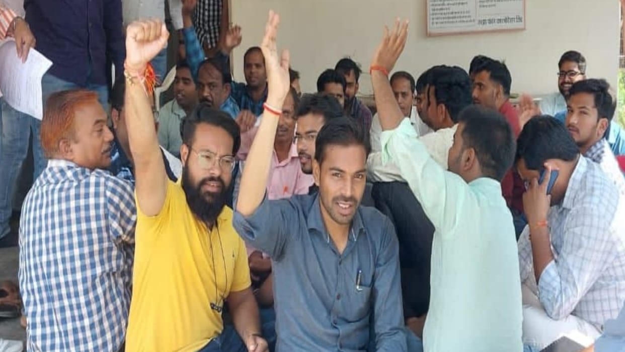 Baghpat: Scuffle in XIN and JE of electricity department, unions uproar, work boycott