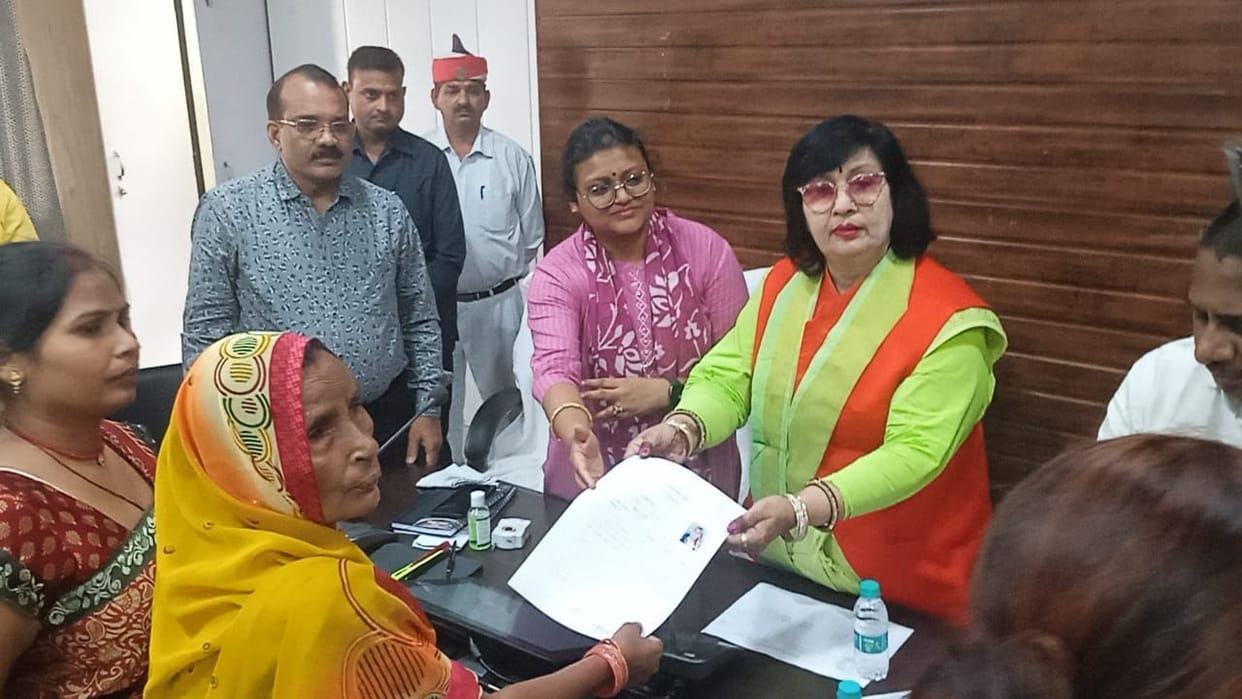 Kanpur Dehat : 110 beneficiaries got shelter housing, Minister of State, DM and Chairman gave allotment letters in the Collectorate