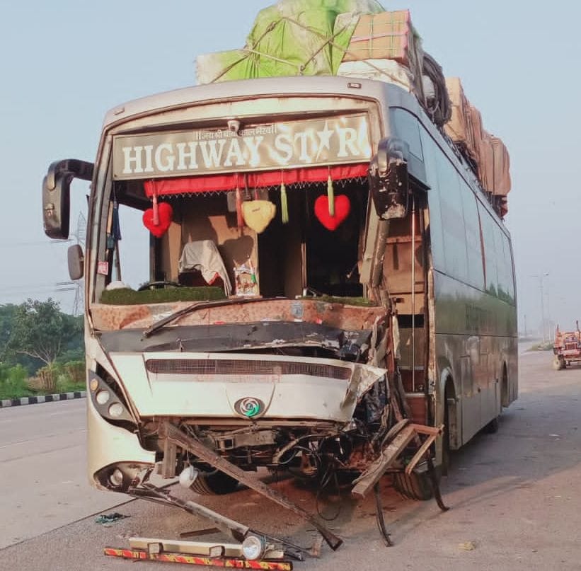 Kanpur Dehat: Luxury bus collided with tractor trolley, traffic was disrupted for two and a half hours on Auraiya-Kanpur lane