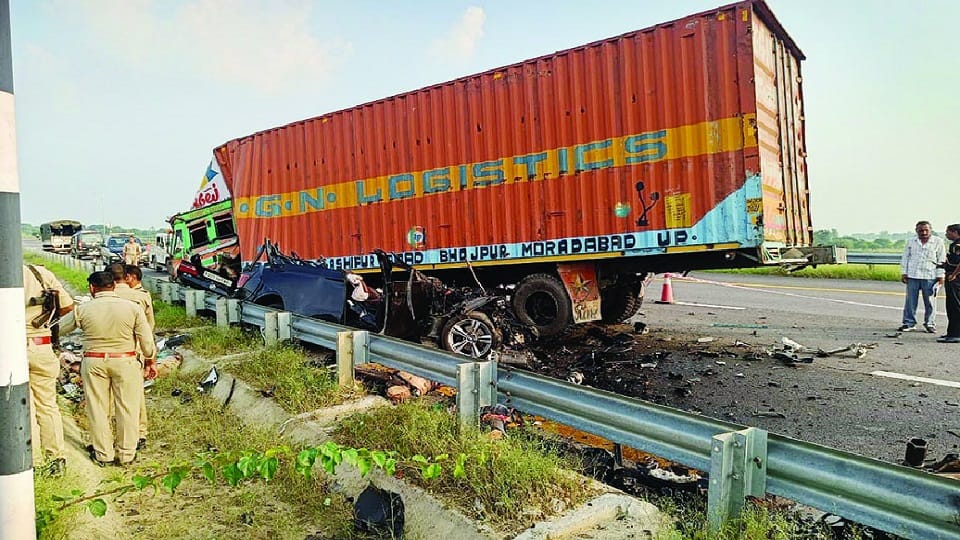 bmw accident on purvanchal expressway viral video news in hindi