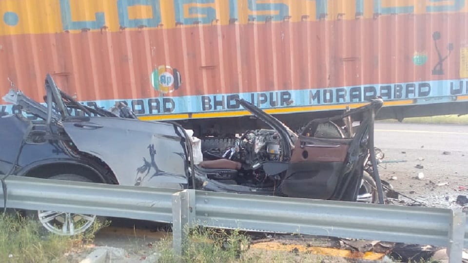bmw accident on purvanchal expressway viral video news in hindi