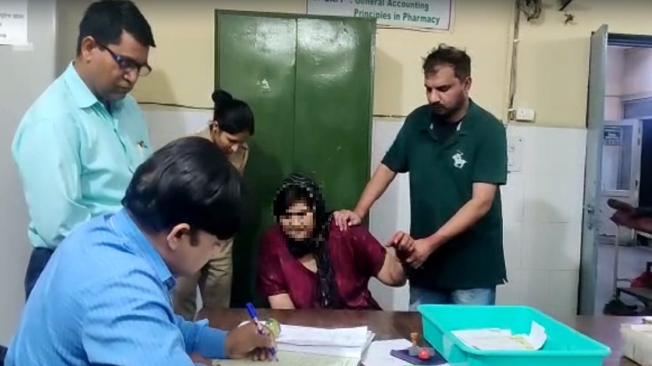 woman who came to meet lover in Aligarh created a ruckus by cutting vein of her hand