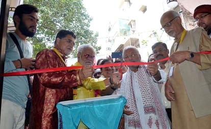 International Film Festival Inauguration in varanasi actor Sanjay Mishra showed different style