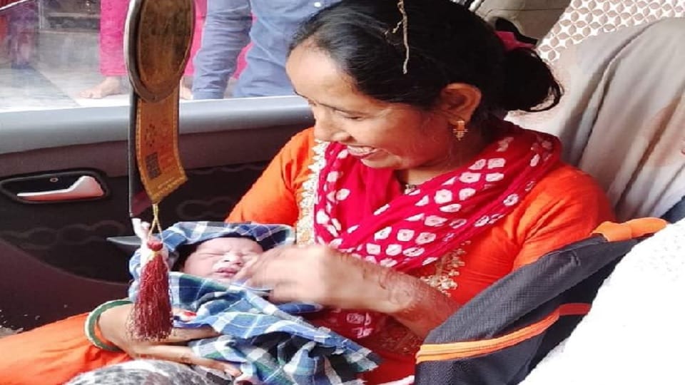 Due to the jam the woman gave birth to a child in the car