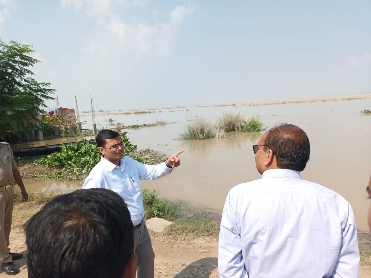 DM inspects flood prone areas of Ghosi, Madhuban tehsil