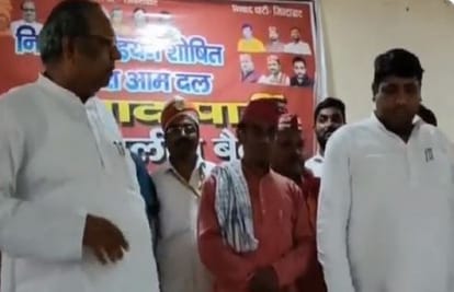 Cabinet minister sanjay nishad agitated after party worker interrupt  during speech in mau threw mike