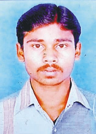 dead body found of rickshaw puller, wife and one daughter still missed