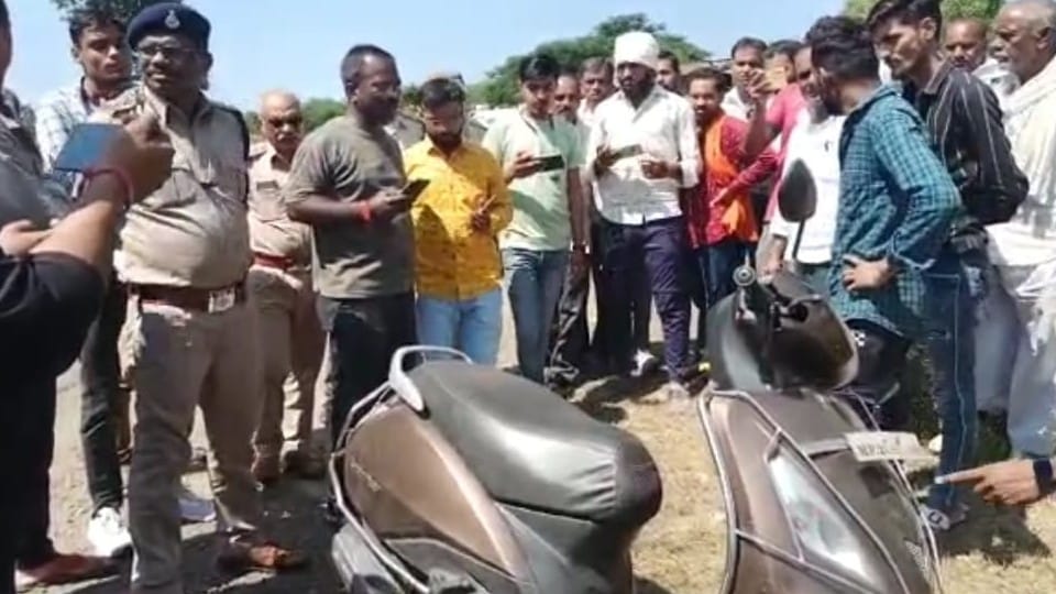 Dead body of a businessman who came out with five lakh rupees was found in the river
