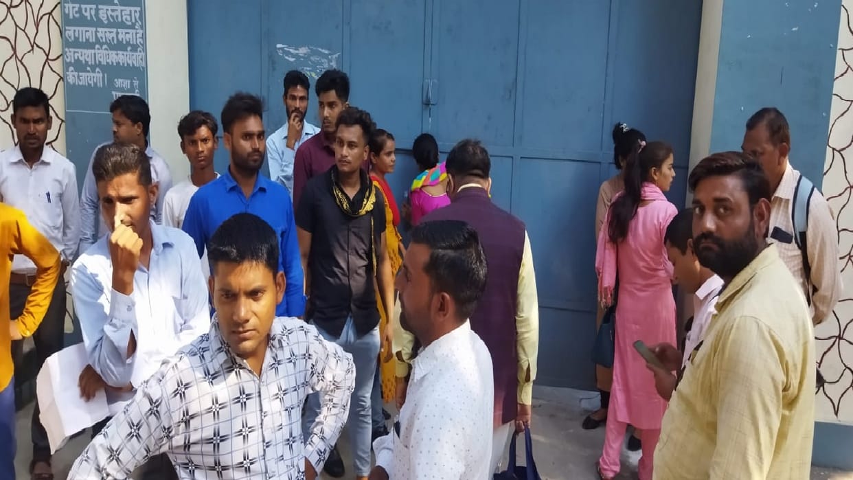 PET Exam Candidates who arrived late in Chandausi did not get entry in examination center