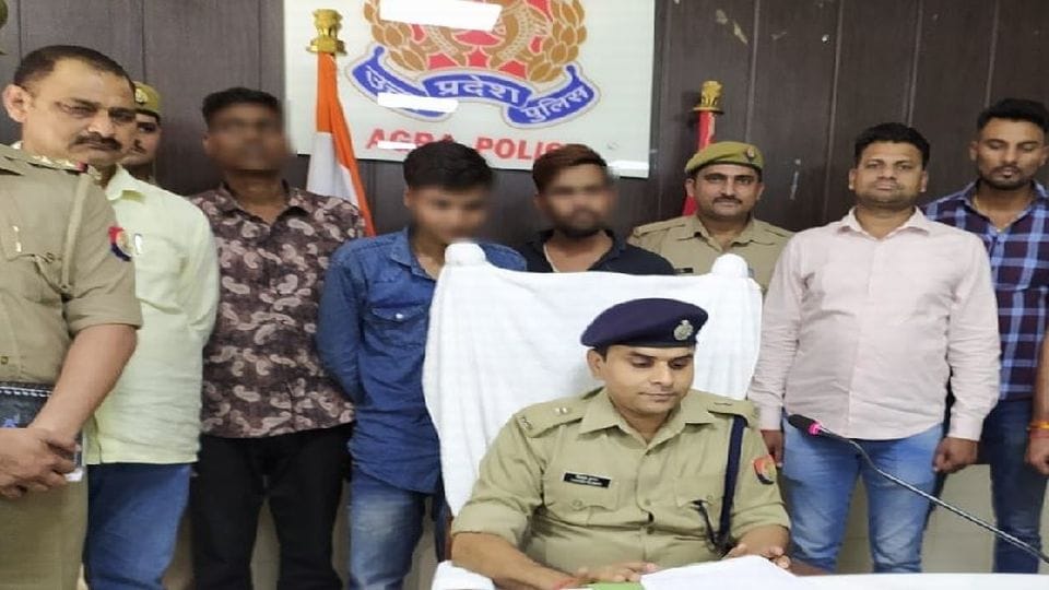 Police arrested three miscreants who robbed woman purse in Agra