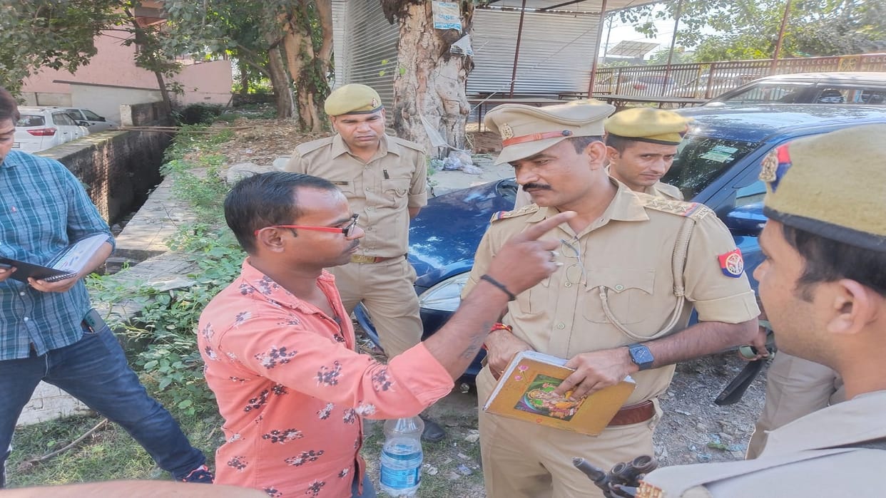 thugs took one lakh rupees of the youth who came out of the bank, the incident was captured in CCTV