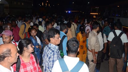 PET Exam: Crowd of candidates packed trains and buses, there was a lot of scuffle