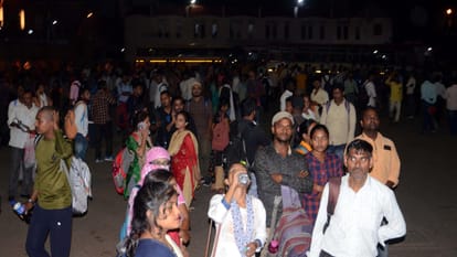 PET Exam: Crowd of candidates packed trains and buses, there was a lot of scuffle
