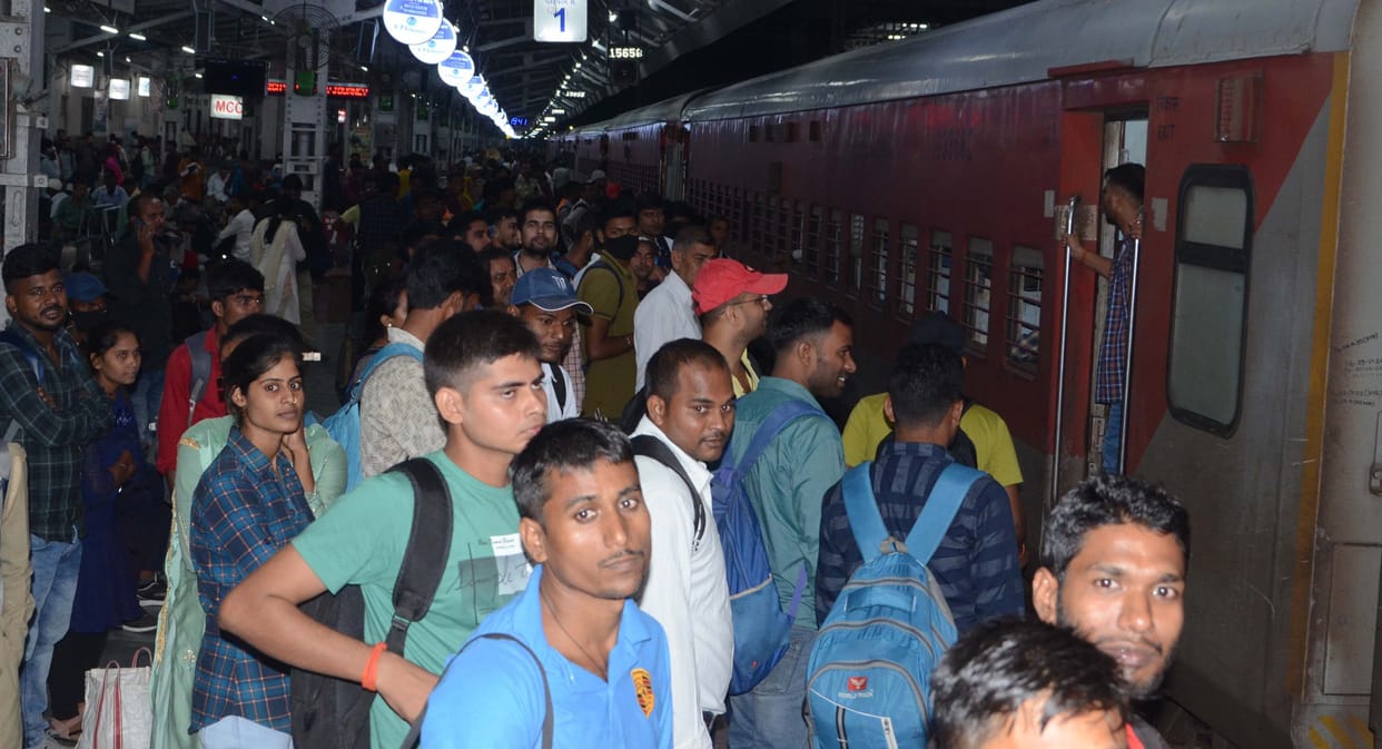 PET Exam: Crowd of candidates packed trains and buses, there was a lot of scuffle