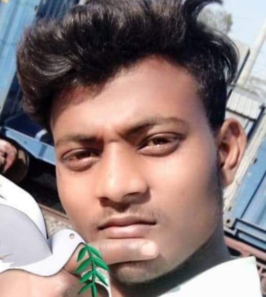 Kanpur Dehat : Bike rider dies after colliding with abandoned cattle, helmet was not applied at the time of accident