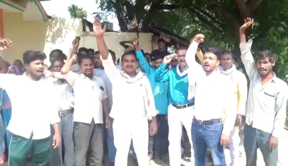 Policemen recovered 11 thousand rupees from the truck driver, uproar