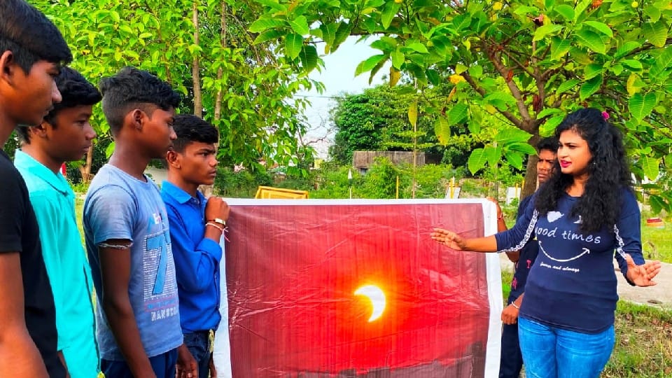 Solar Eclipse: Partial Solar Eclipse on the evening of 25 October