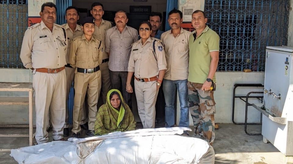 Satna: The woman had grown ganja in the house, when the police arrived, she started pretending to be a ghost