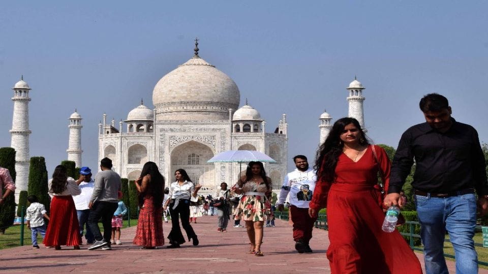 America secretary taken around Taj Mahal by a fake guide