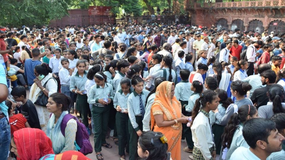 Huge crowd of tourists gathered to see the Taj Mahal on Saturday