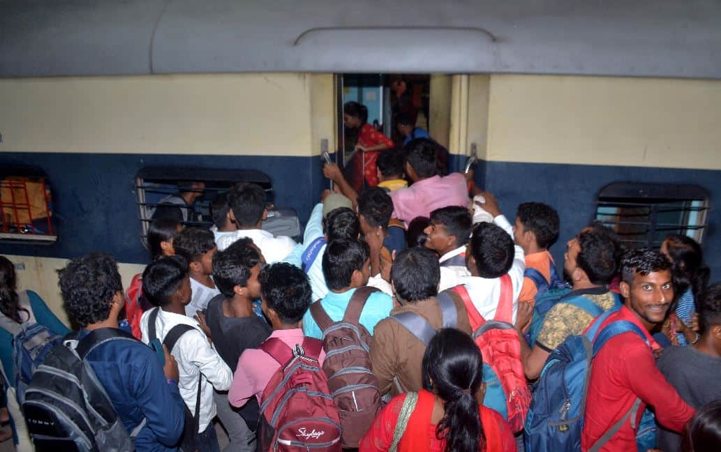UP PET 2022 Administration failed Crowd of candidates gathered in Varanasi groaned due to jam