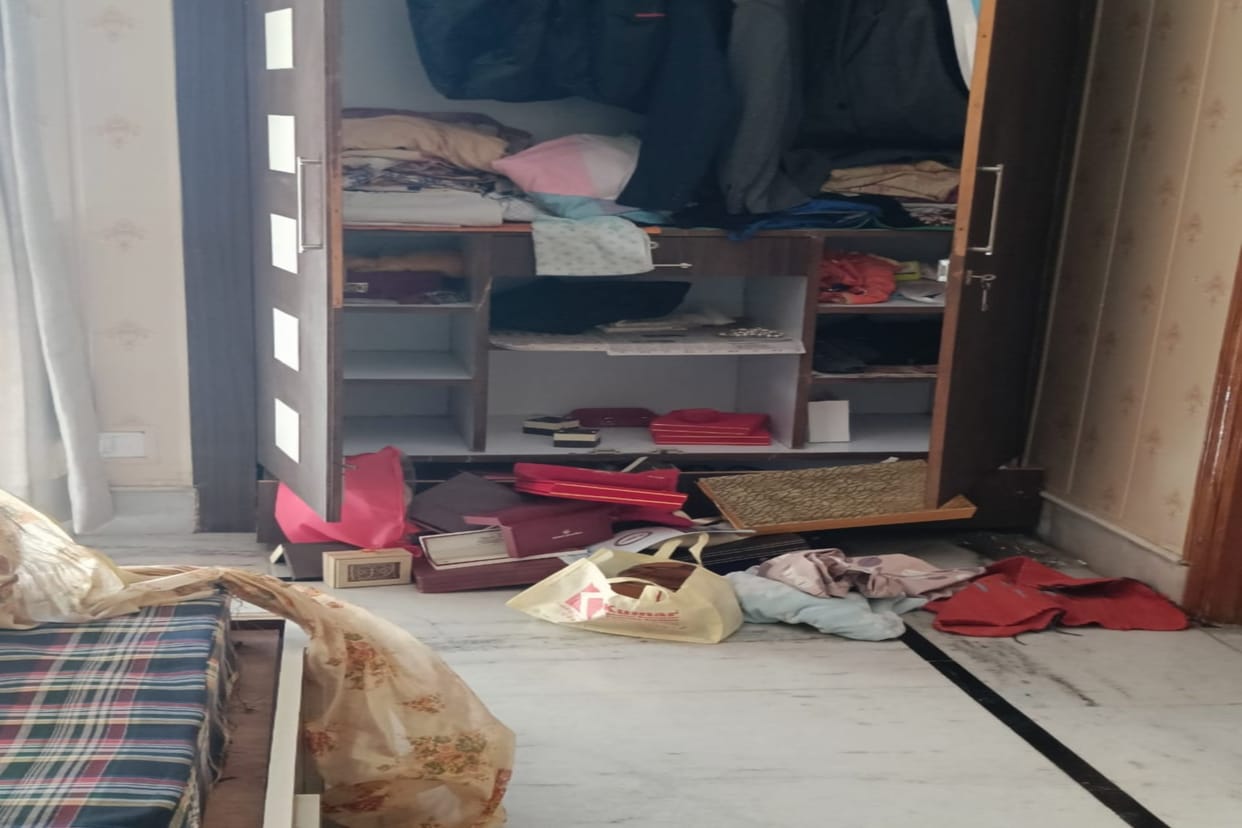 Robbery at Minister Prem Chand Agarwal brother house Uttarakhand news in hindi