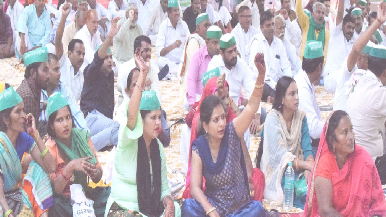 farmers held a Mahapanchayat for compensation against the three authorities