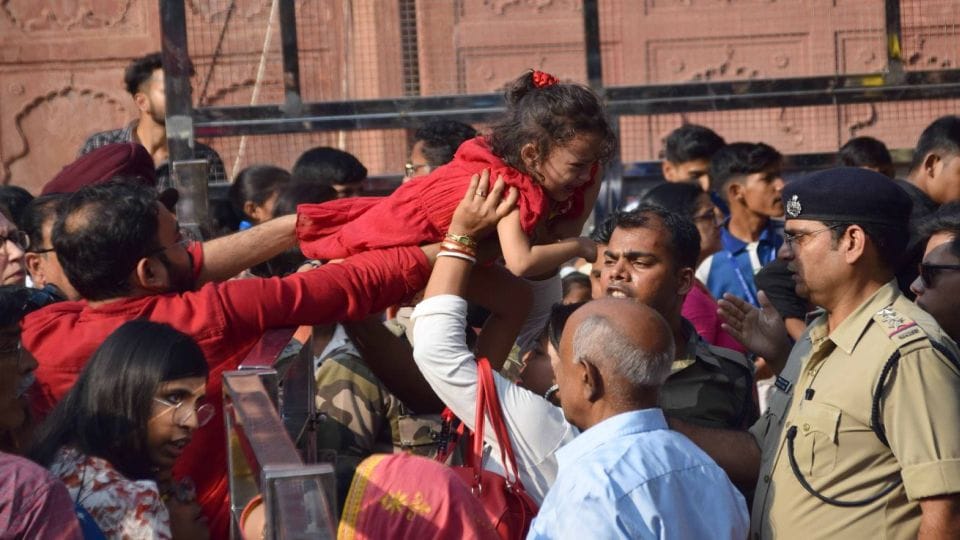 Huge crowd of tourists gathered to see the Taj Mahal on Saturday