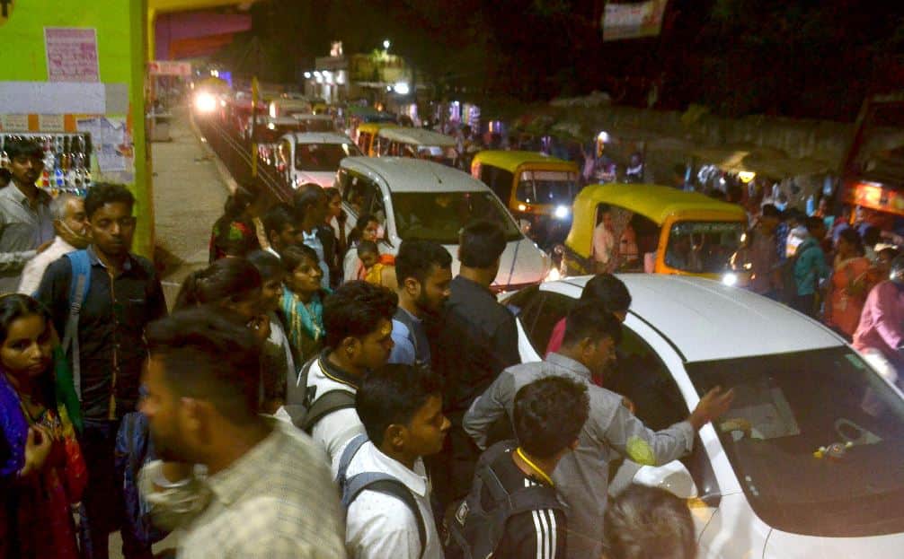 UP PET 2022 Administration failed Crowd of candidates gathered in Varanasi groaned due to jam