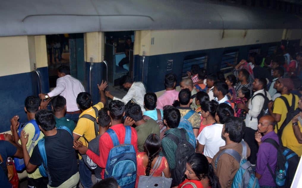 UP PET 2022 Administration failed Crowd of candidates gathered in Varanasi groaned due to jam