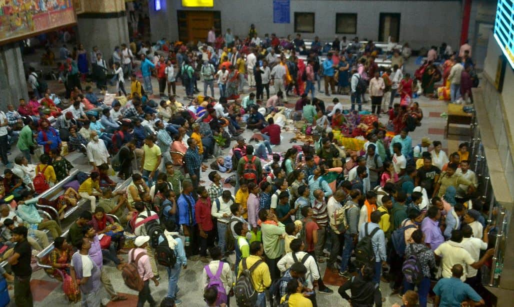 UP PET 2022 Administration failed Crowd of candidates gathered in Varanasi groaned due to jam