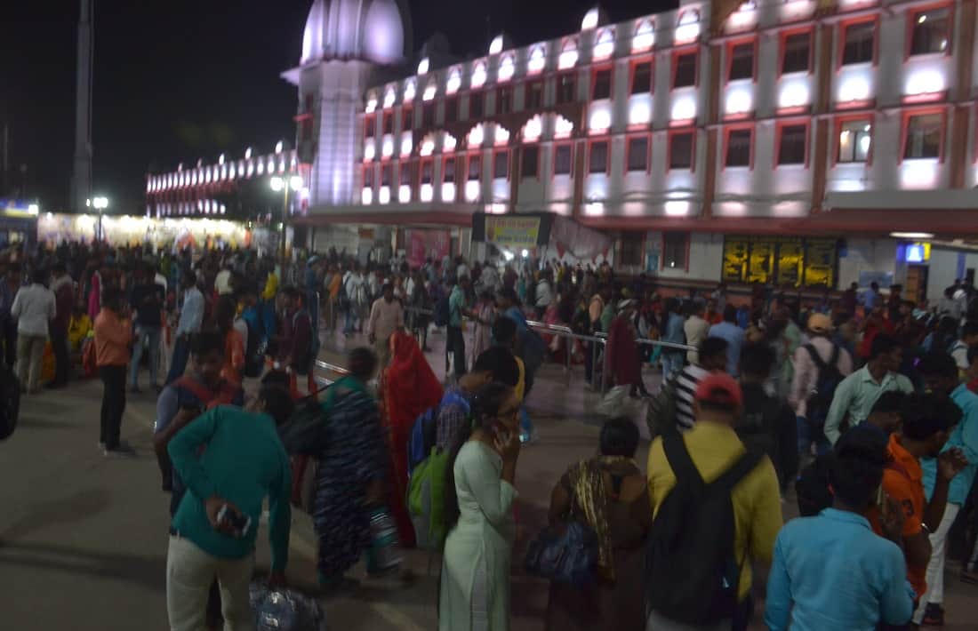 UP PET 2022 Administration failed Crowd of candidates gathered in Varanasi groaned due to jam