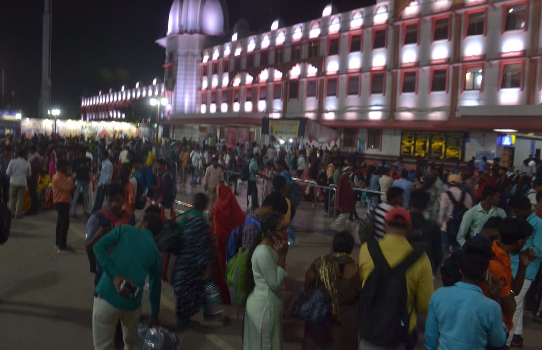 UP PET 2022 Administration failed Crowd of candidates gathered in Varanasi groaned due to jam