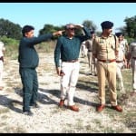 हरोली क्षेत्र के सीमावर्ती क्षेत्र का निरीक्षण करते एडीजीपी अभिषेक त्रिवेदी व अन्य पुलिस अधिकारी।
