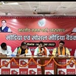 कार्यकर्ताओं से बात करते कैलाश विजयवर्गीय