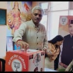 मतदान करते पदाधिकारी।