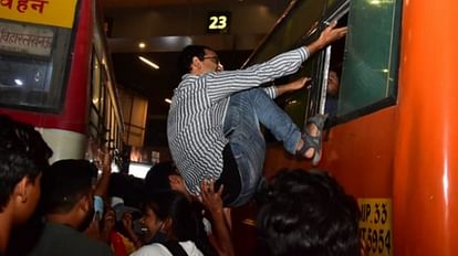 बस में चढ़ने का प्रयास करता एक युवक