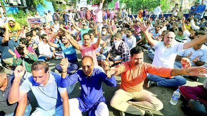 Kashmiri Pandit workers protest against the government after Puran Bhatt target killing