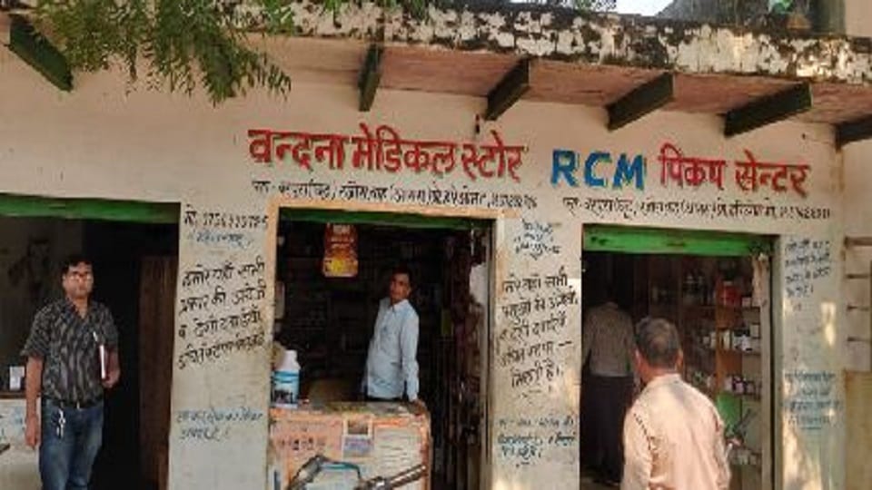 health department raid in Shamsabad and Pinahat agra