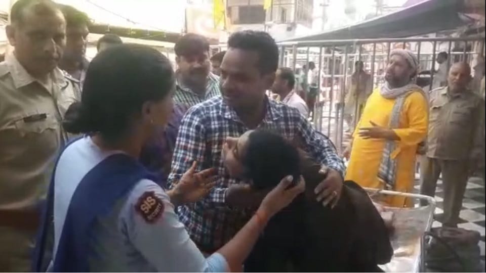 Banke Bihari Temple condition of woman deteriorated due to pressure of crowd in Banke Bihari temple Mathura