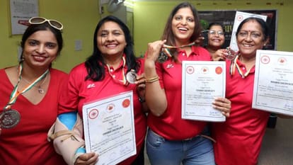 Chandigarh Women ride cycles in Kashmir Valley