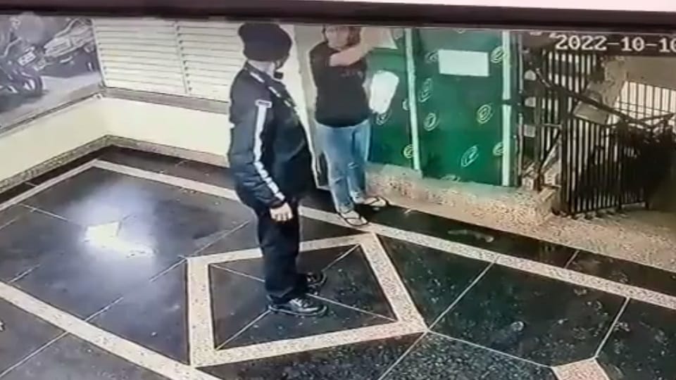 young man brutally beat up guard in Paradise Society of Rajnagar Extension Ghaziabad