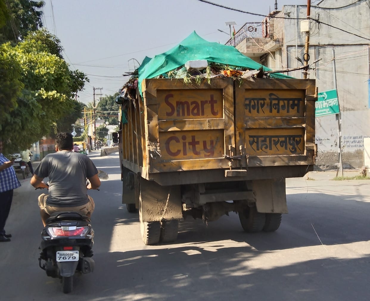 Corporation vehicles running without number plates