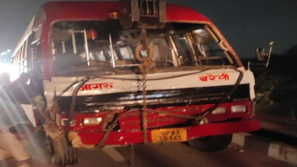 Elderly woman dies due to bus collision on Jharna Nala in Agra