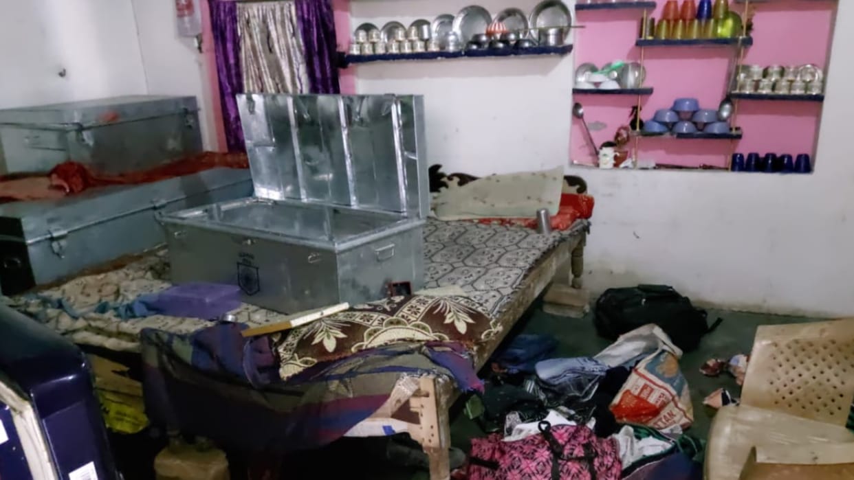miscreants took the family hostage, robbery worth Rs 1.60 lakh, panic