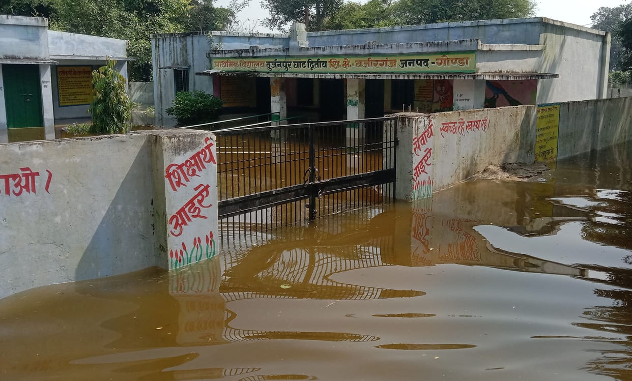 flood in gonda creates problem for two lakh people in Gonda.