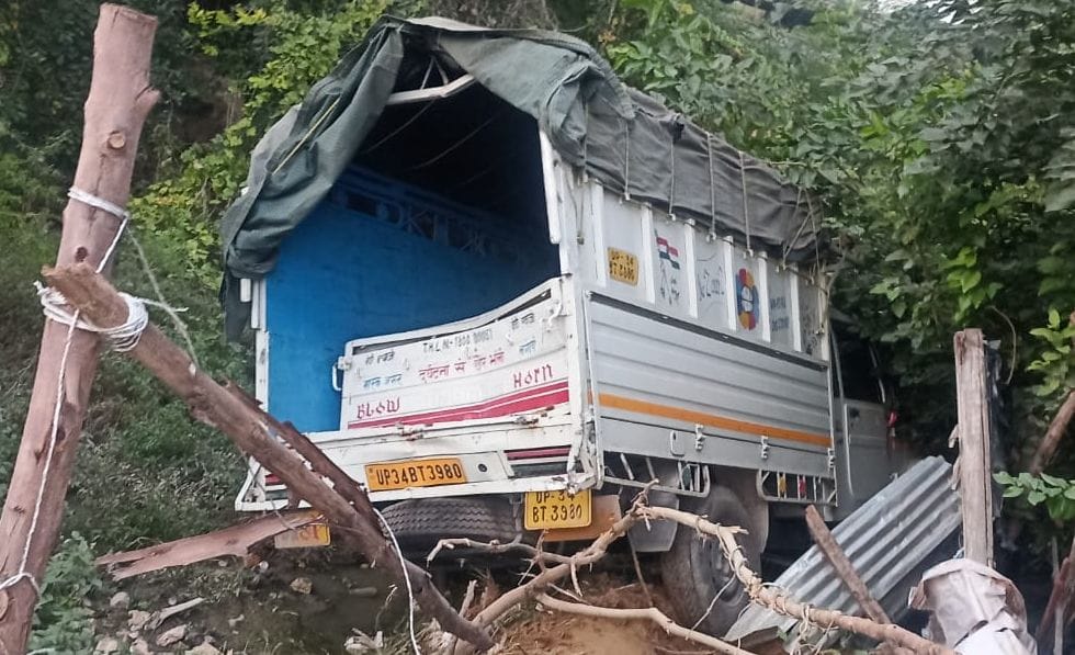 Hardoi, Roadways bus collided in pickup, two passengers injured