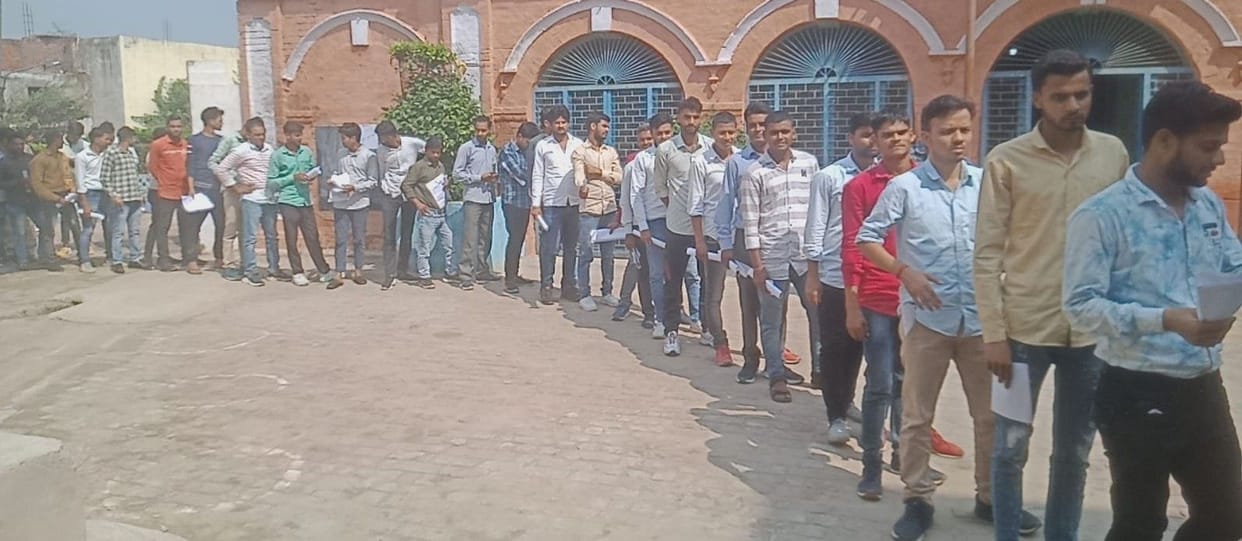 Hathras: Candidates gathered from roadways bus stand to railway station